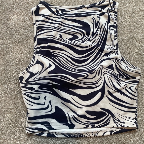 Mesh cutout top - Picture 2 of 3